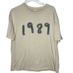 Taylor Swift 1989 Tan Short Sleeve T-shirt. Size Medium.